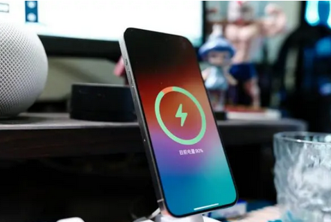 新城镇苹果15换屏服务分享用什么充电器给iPhone15充电更好 